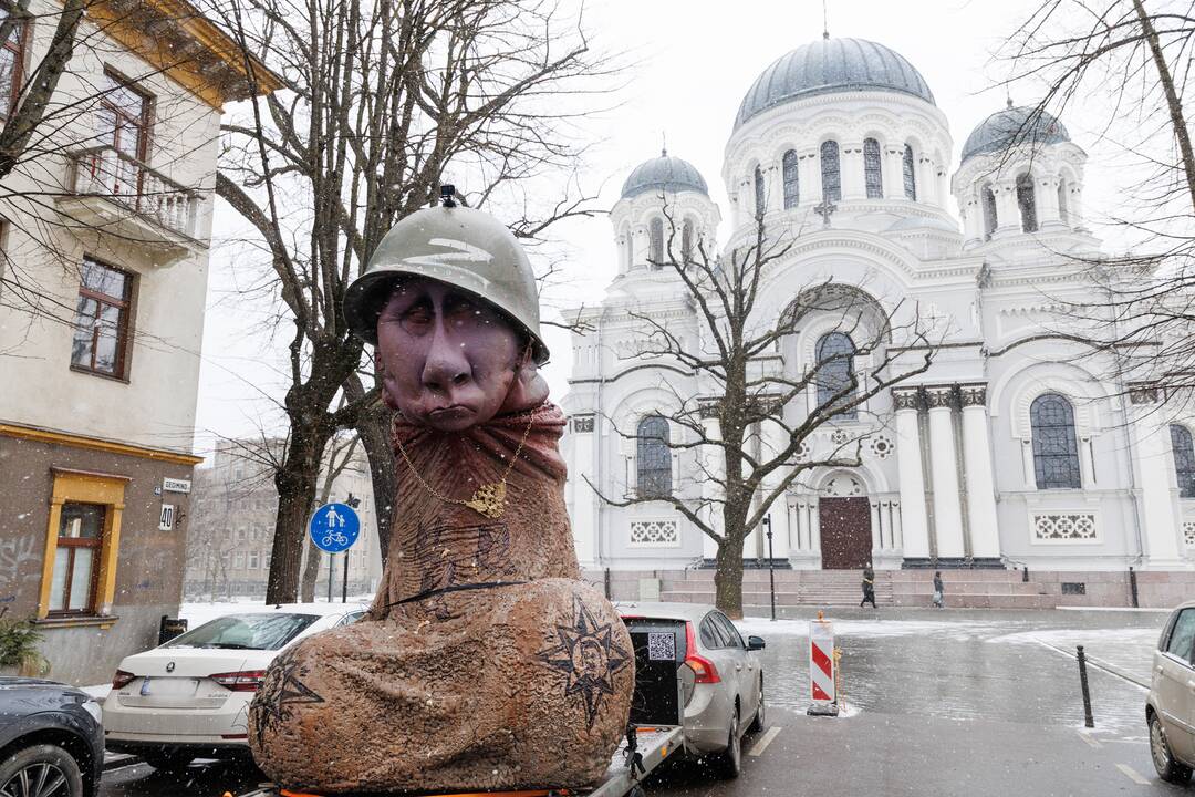 Po Kauną vežiojama skulptūra „Chuilo“