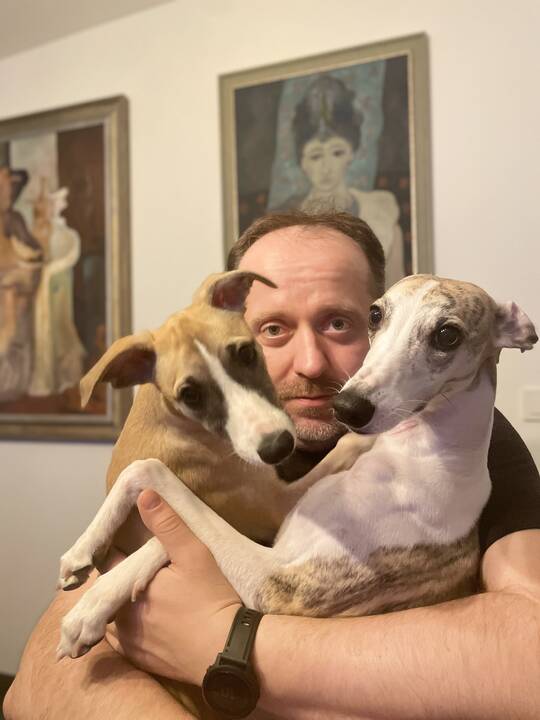 Permainos: niekada nesižavėjęs vipetų veislės šunimis, dabar A.Žiurauskas džiaugiasi net dviejų – Mūzos ir Smilgos – draugija.