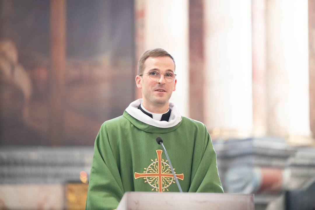 Misija: po  teologijos ir kanonų teisės studijų Romoje kunigas V.Saladis ketina grįžti į Lietuvą ir prisidėti prie "Opus Dei" veiklos.