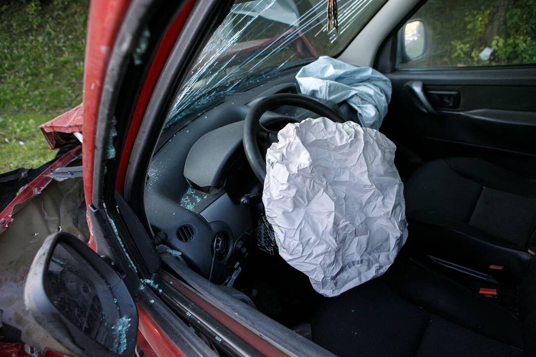 Vilniuje užsidegė į stulpą atsitrenkęs automobilis, vairuotojas ligoninėje