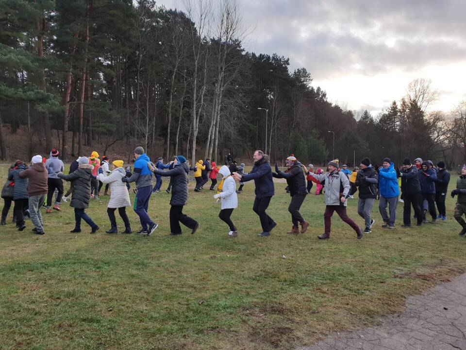 Kauniečiai maudėsi lediniame Nemuno vandenyje