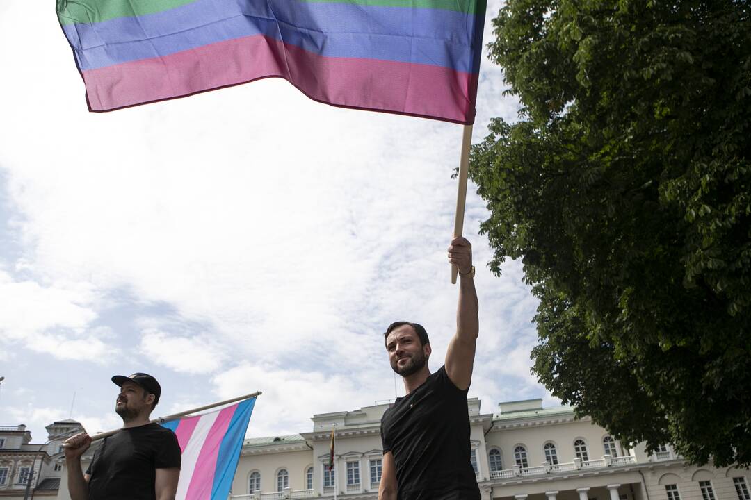 LGBT bendruomenė surengė prezidento padrąsinimo akciją