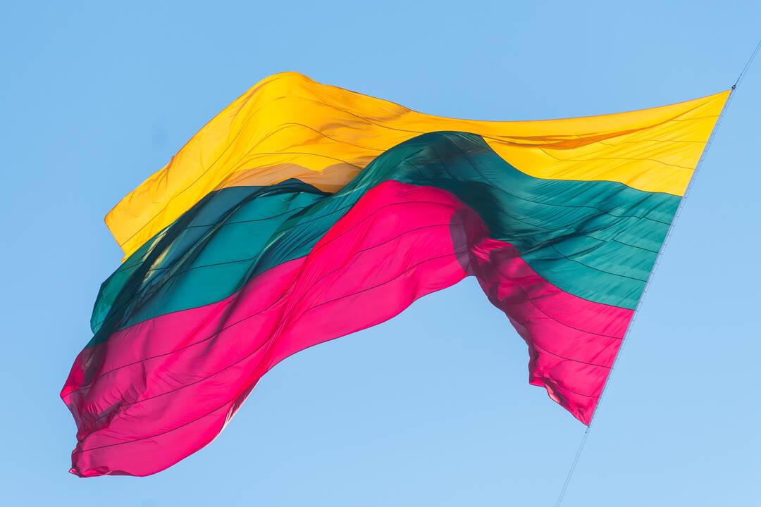 Vilniuje po daugiabučio namo balkonu rasta suplėšyta Lietuvos vėliava