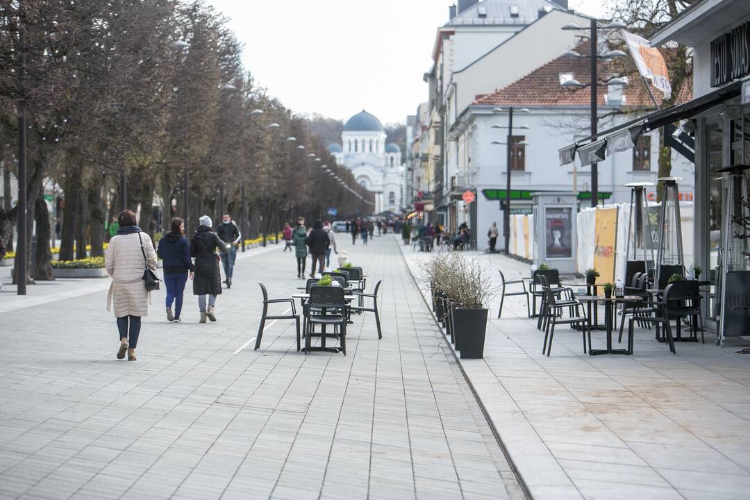 Kauniečiai šeštadienį lauko kavinių neapgulė
