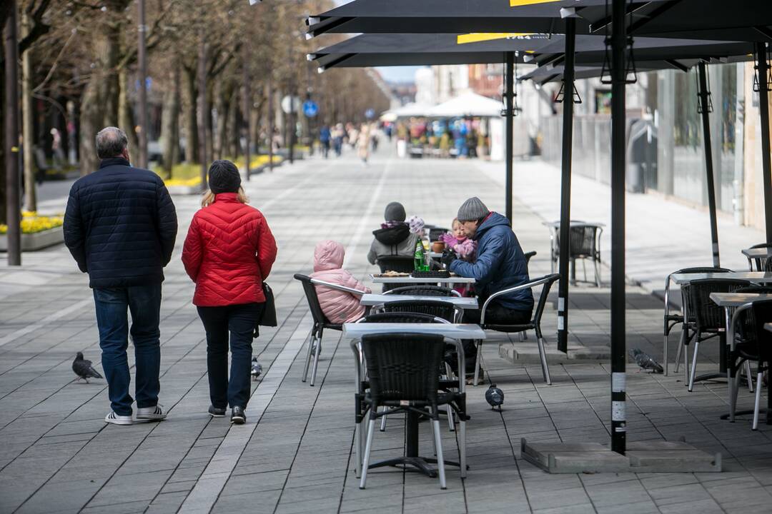 Kauniečiai šeštadienį lauko kavinių neapgulė