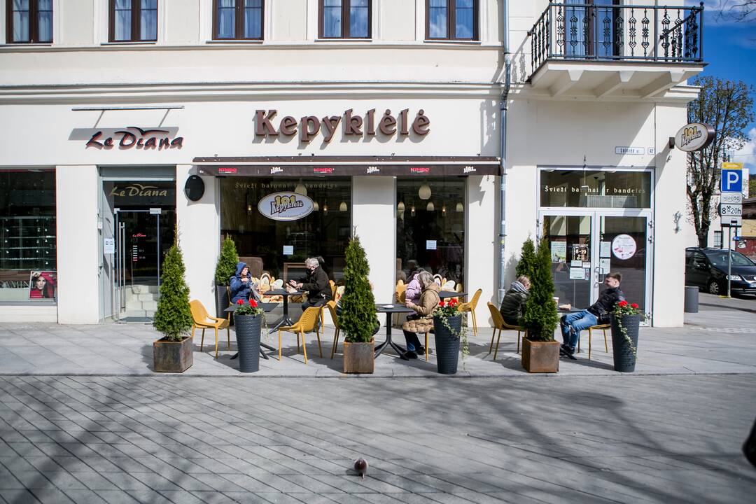 Kauniečiai šeštadienį lauko kavinių neapgulė