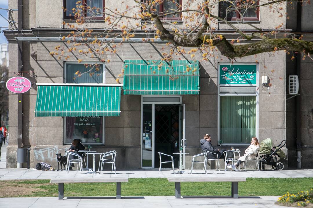 Kauniečiai šeštadienį lauko kavinių neapgulė