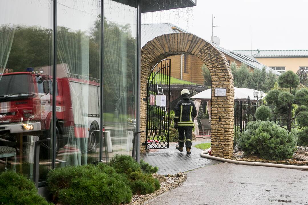 Restoranas „Floros simfonija“ paskendo dūmuose