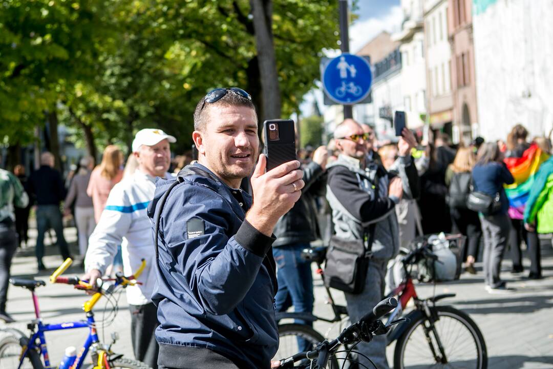 Neramumai per LGBT paradą
