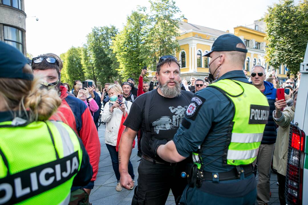 Neramumai per LGBT paradą