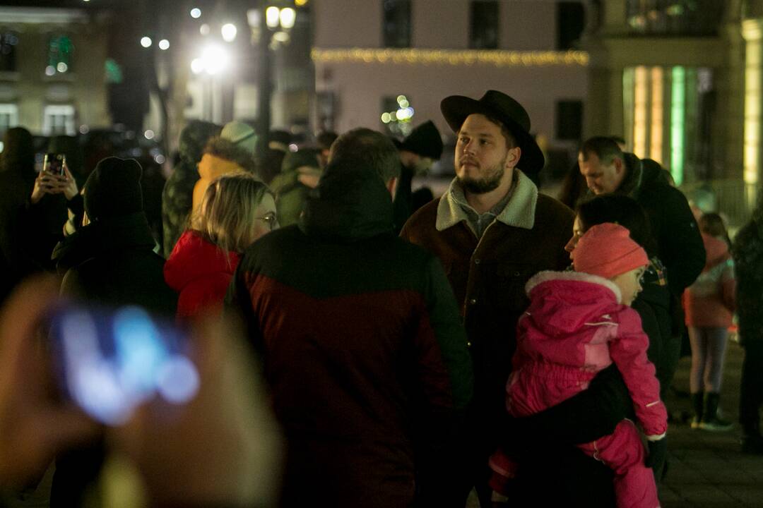 Para po Kauno žaliaskarės įžiebimo: smalsuoliai plūsta būriais