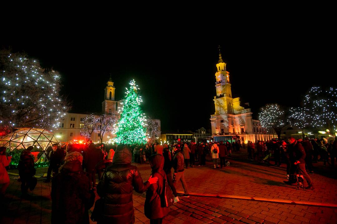 Para po Kauno žaliaskarės įžiebimo: smalsuoliai plūsta būriais
