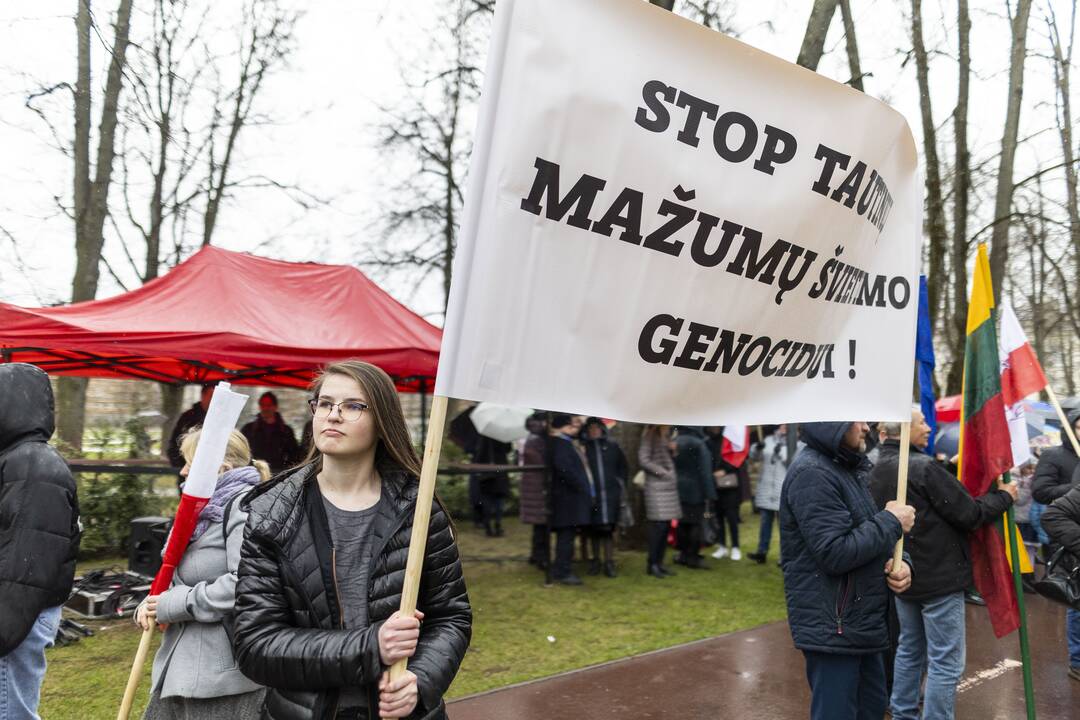 Mitingas „Apginti tautinių mažumų mokyklas Trakų rajone“
