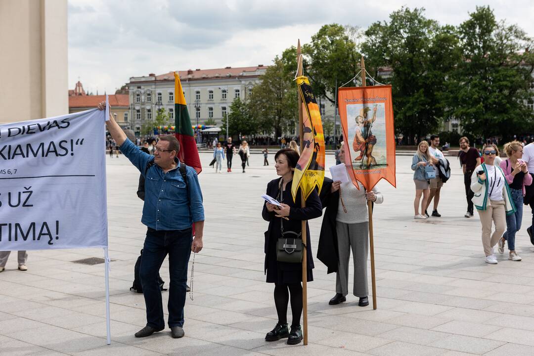 Prieš „Baltic Pride 2022“ eitynes nusiteikę žmonės kovojo maldomis