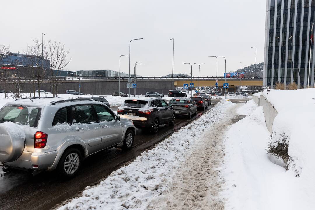 Prie degalinių Vilniuje – automobilių eilės