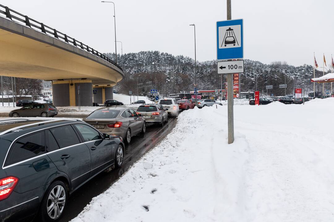 Prie degalinių Vilniuje – automobilių eilės