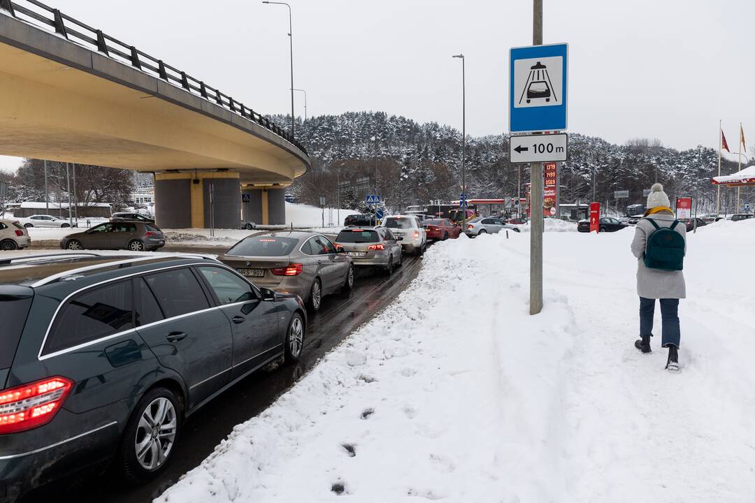 Prie degalinių Vilniuje – automobilių eilės