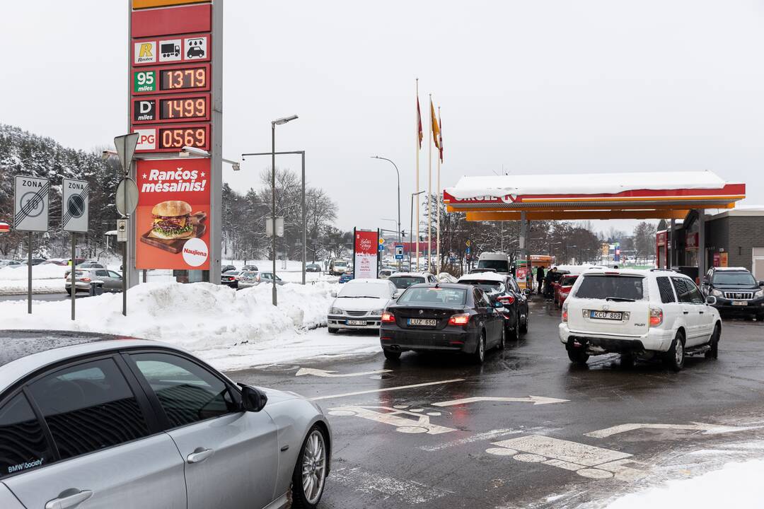 Prie degalinių Vilniuje – automobilių eilės