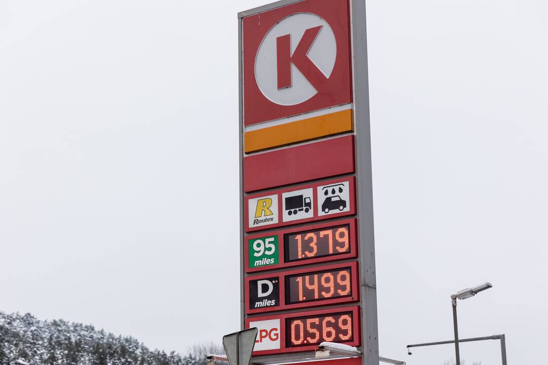 Prie degalinių Vilniuje – automobilių eilės