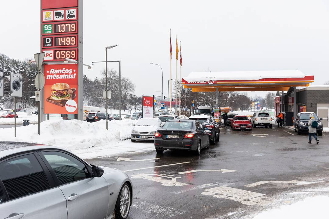 Prie degalinių Vilniuje – automobilių eilės