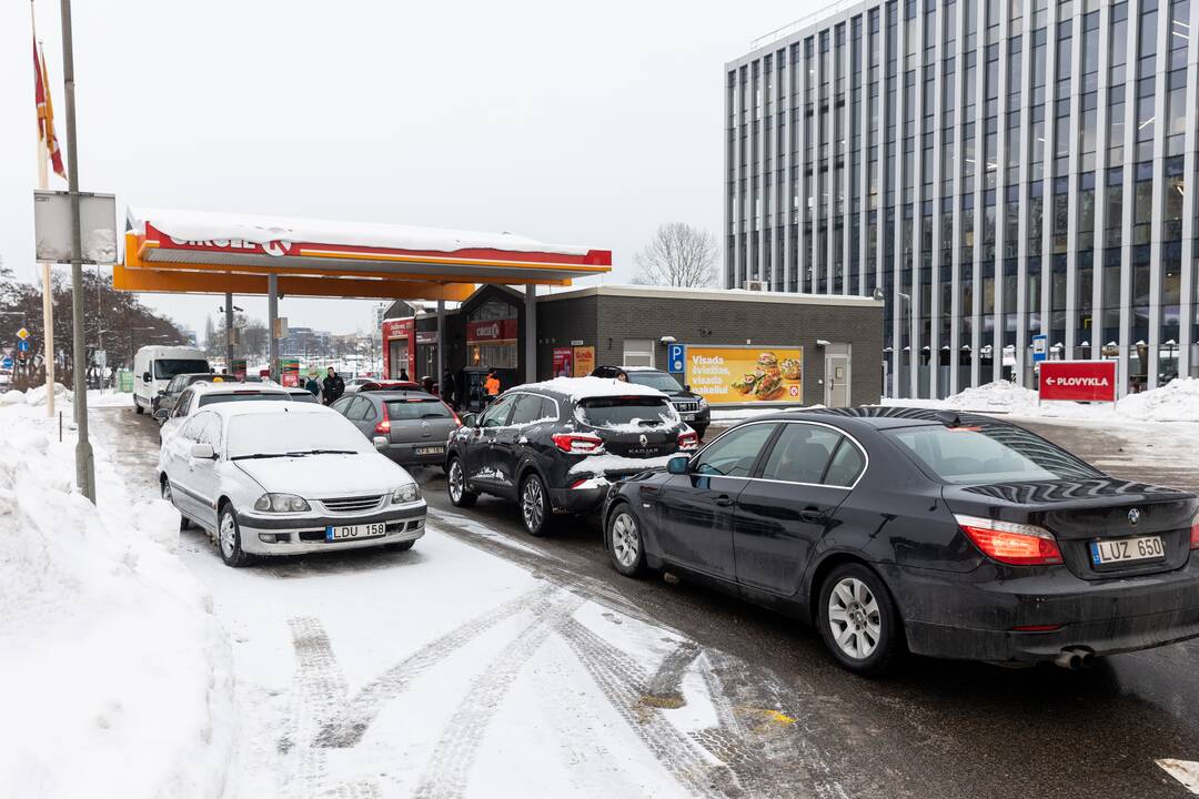 Prie degalinių Vilniuje – automobilių eilės
