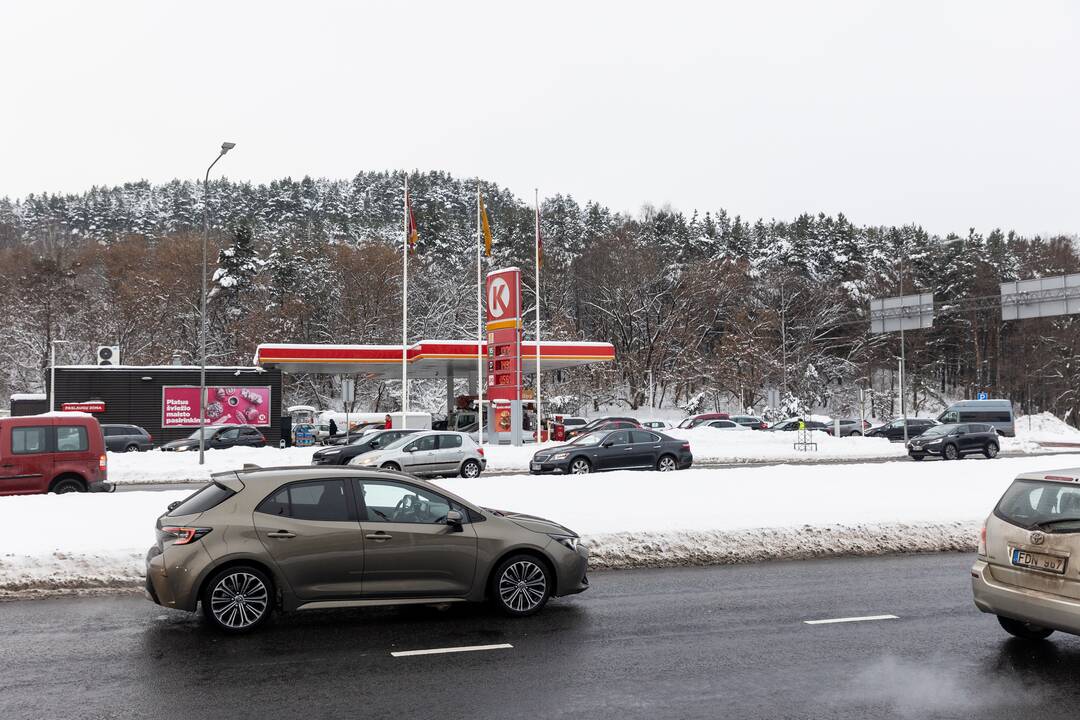 Prie degalinių Vilniuje – automobilių eilės