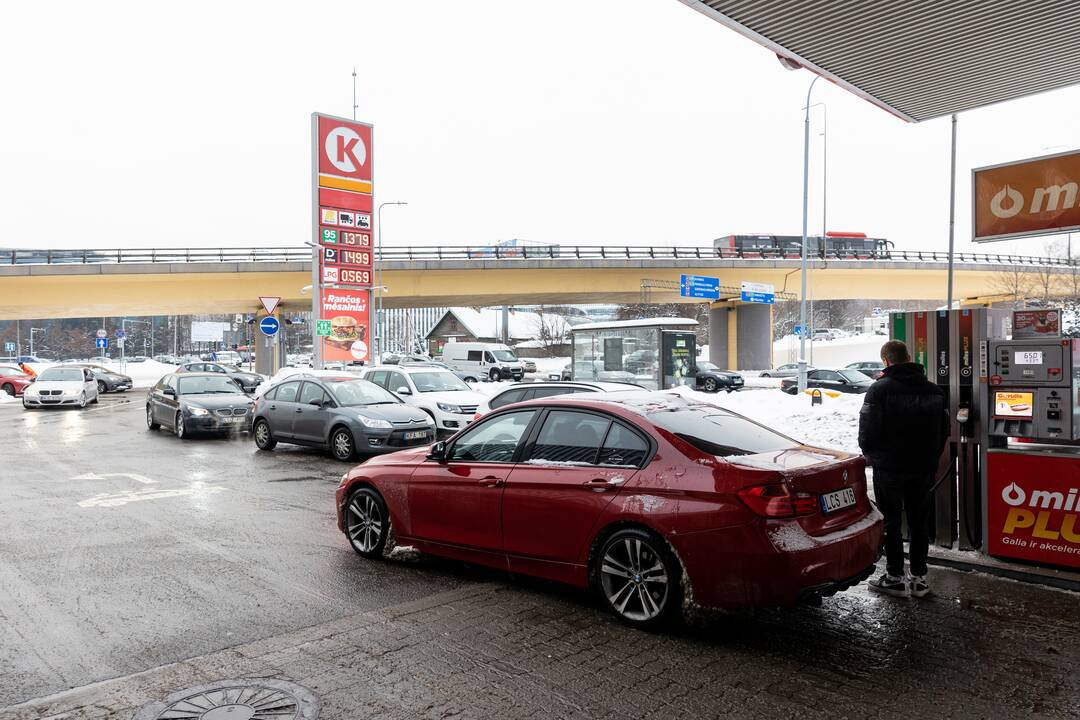 Prie degalinių Vilniuje – automobilių eilės