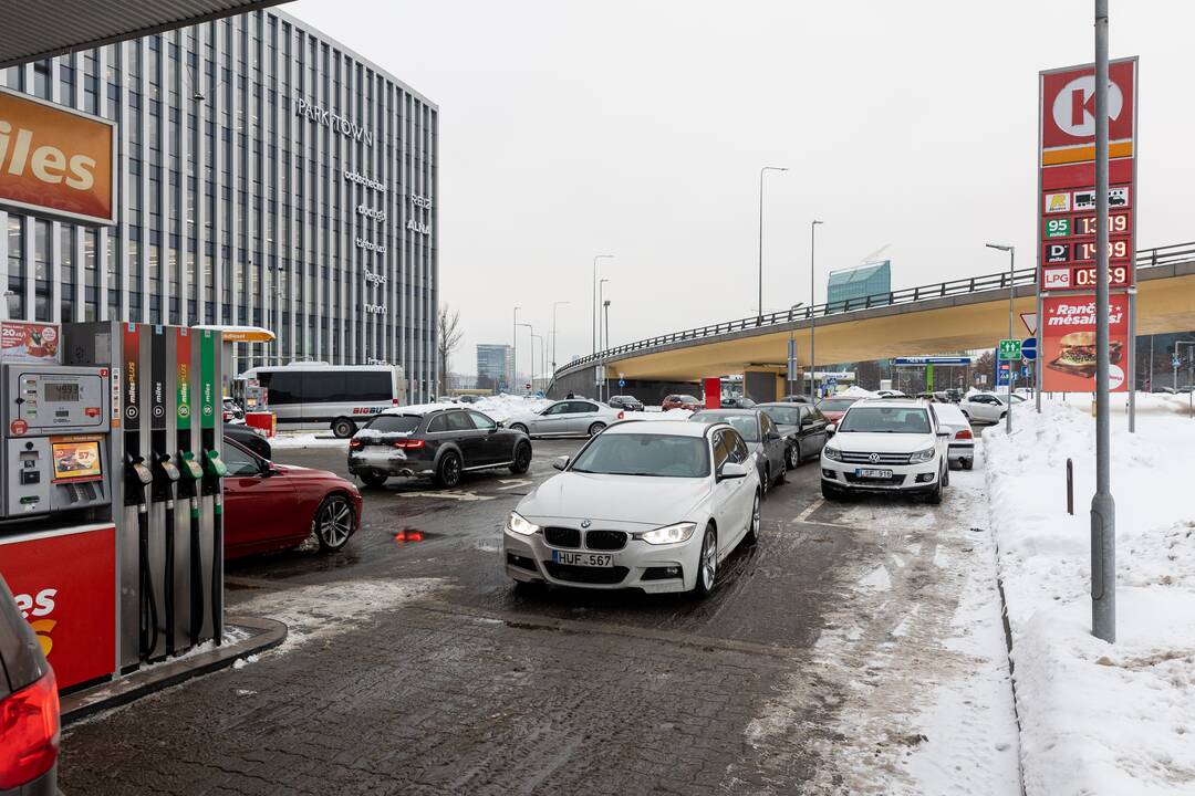 Prie degalinių Vilniuje – automobilių eilės