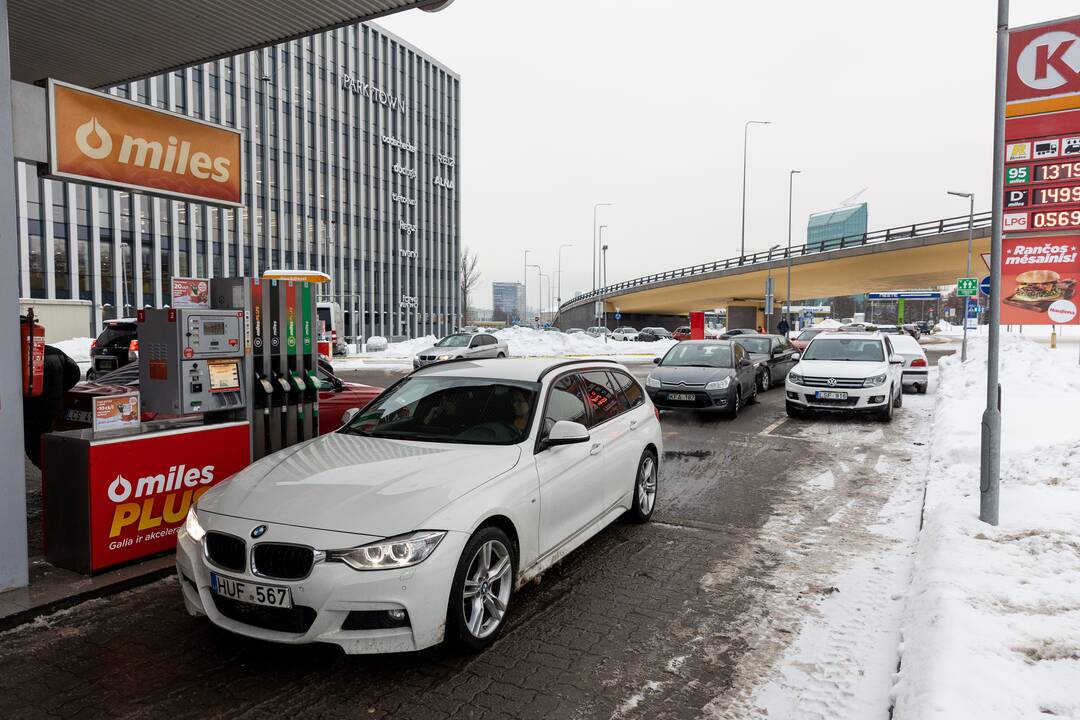 Prie degalinių Vilniuje – automobilių eilės
