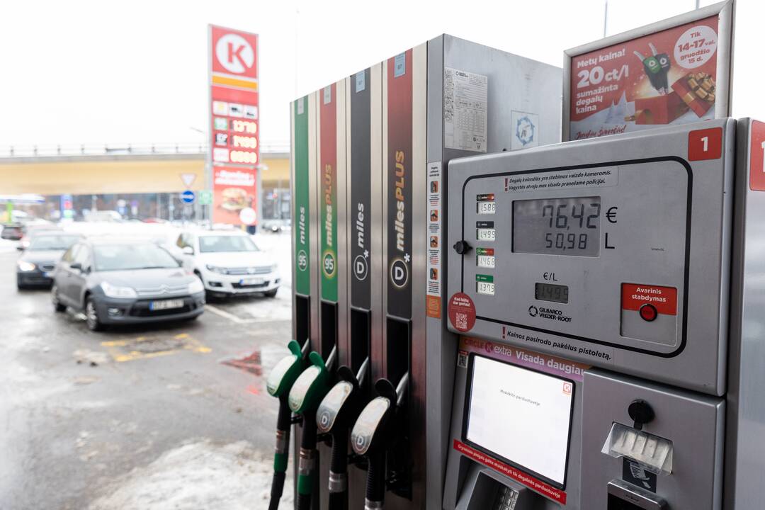 Prie degalinių Vilniuje – automobilių eilės