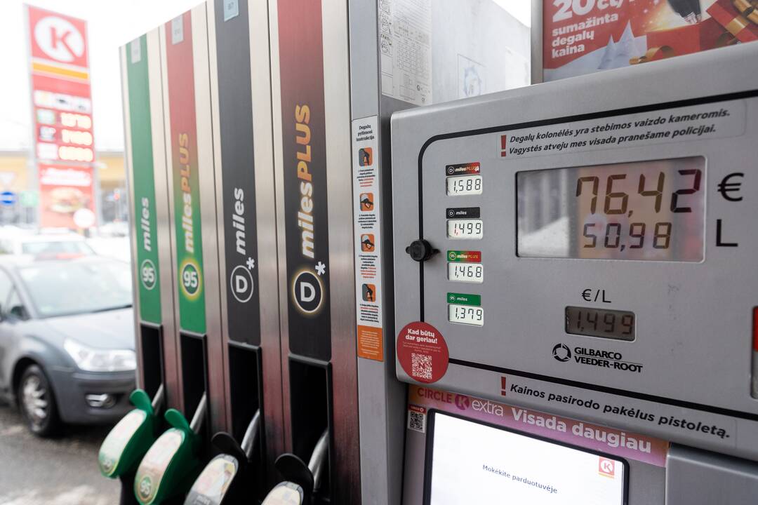 Prie degalinių Vilniuje – automobilių eilės