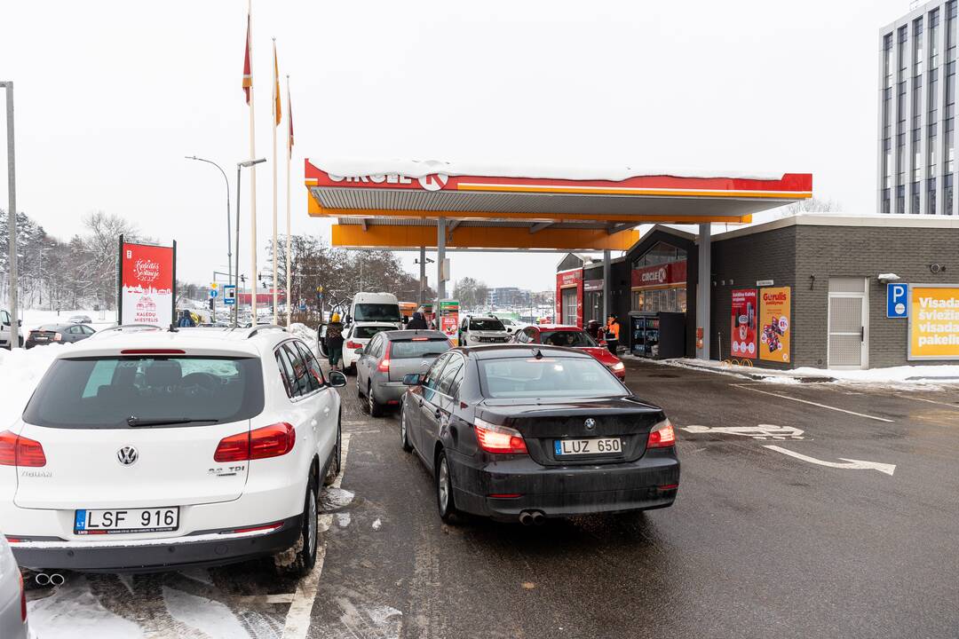 Prie degalinių Vilniuje – automobilių eilės