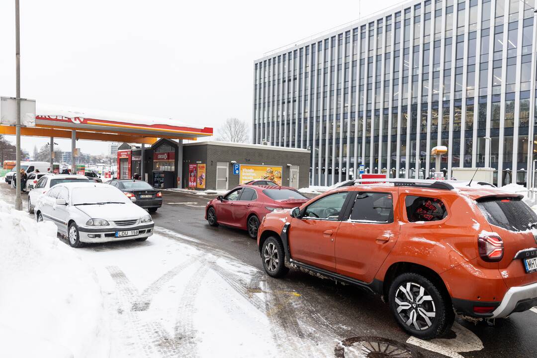 Prie degalinių Vilniuje – automobilių eilės