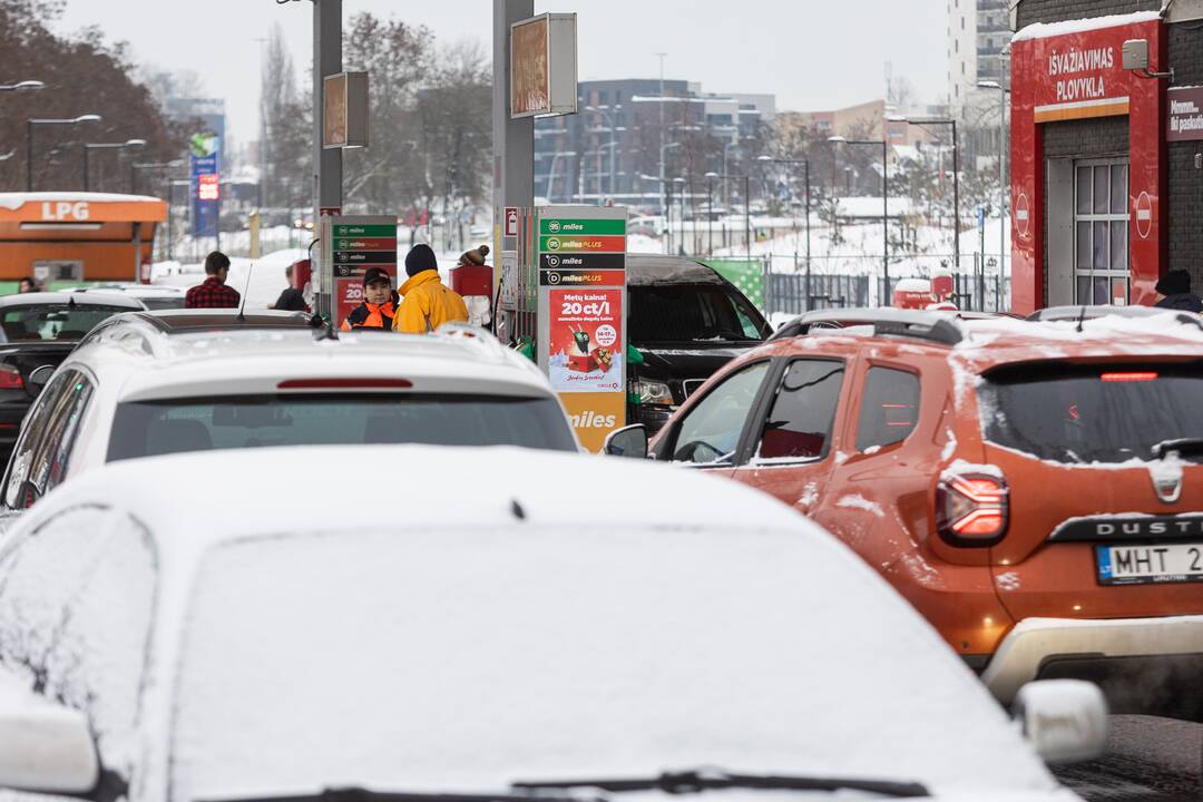 Prie degalinių Vilniuje – automobilių eilės