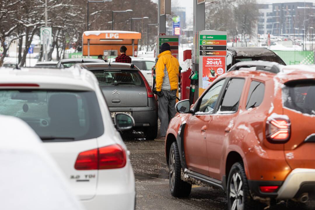 Prie degalinių Vilniuje – automobilių eilės