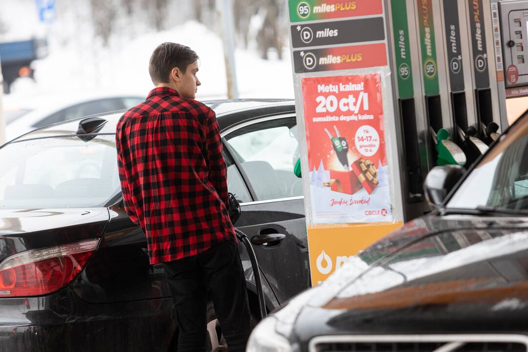 Prie degalinių Vilniuje – automobilių eilės
