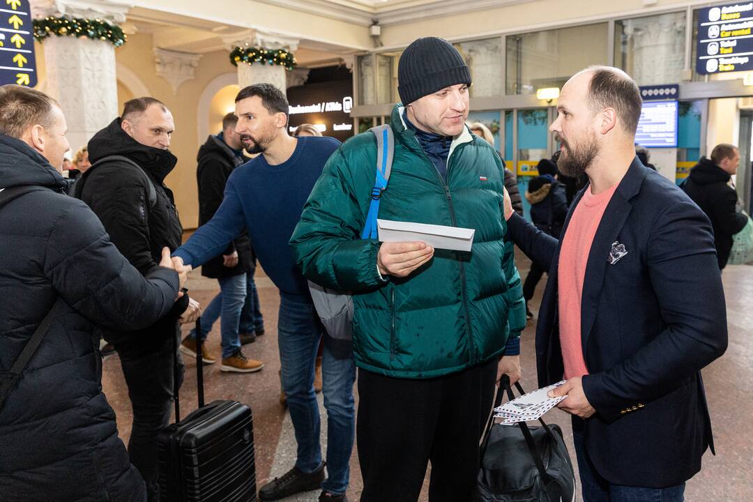 Filmo „ReEmigrantai“ komanda pasitinka grįžtančius oro uoste