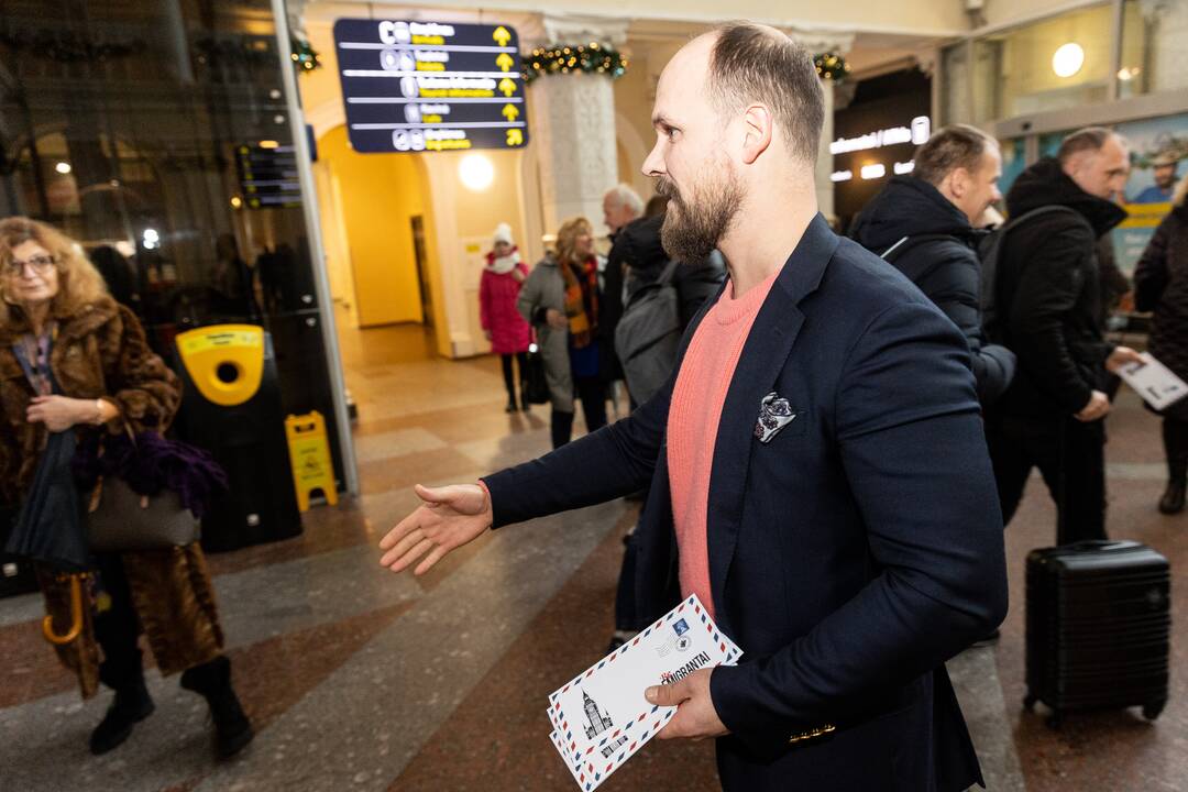 Filmo „ReEmigrantai“ komanda pasitinka grįžtančius oro uoste