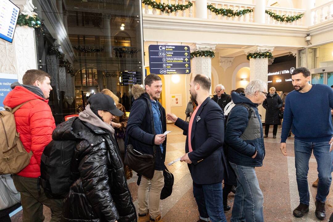 Filmo „ReEmigrantai“ komanda pasitinka grįžtančius oro uoste
