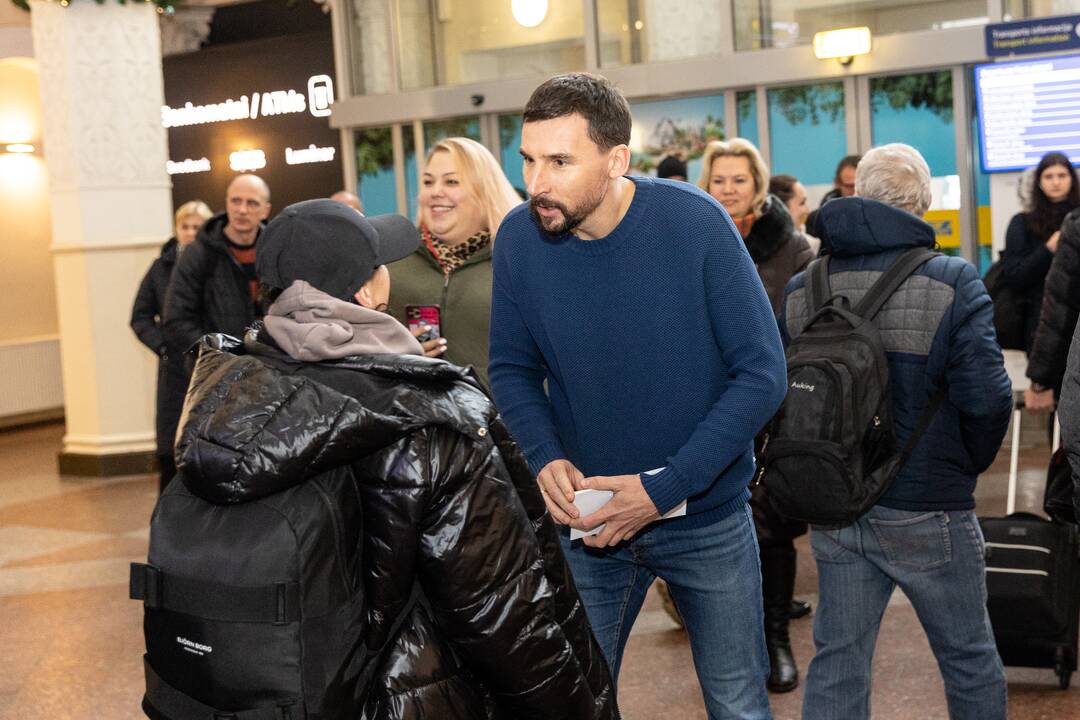 Filmo „ReEmigrantai“ komanda pasitinka grįžtančius oro uoste