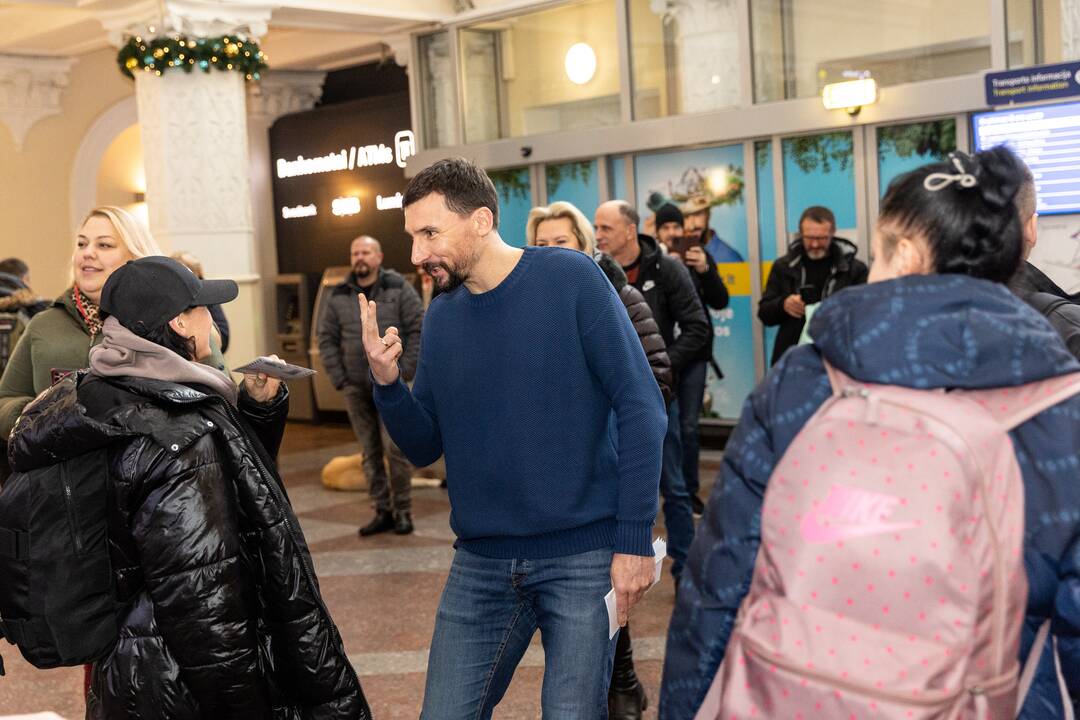 Filmo „ReEmigrantai“ komanda pasitinka grįžtančius oro uoste