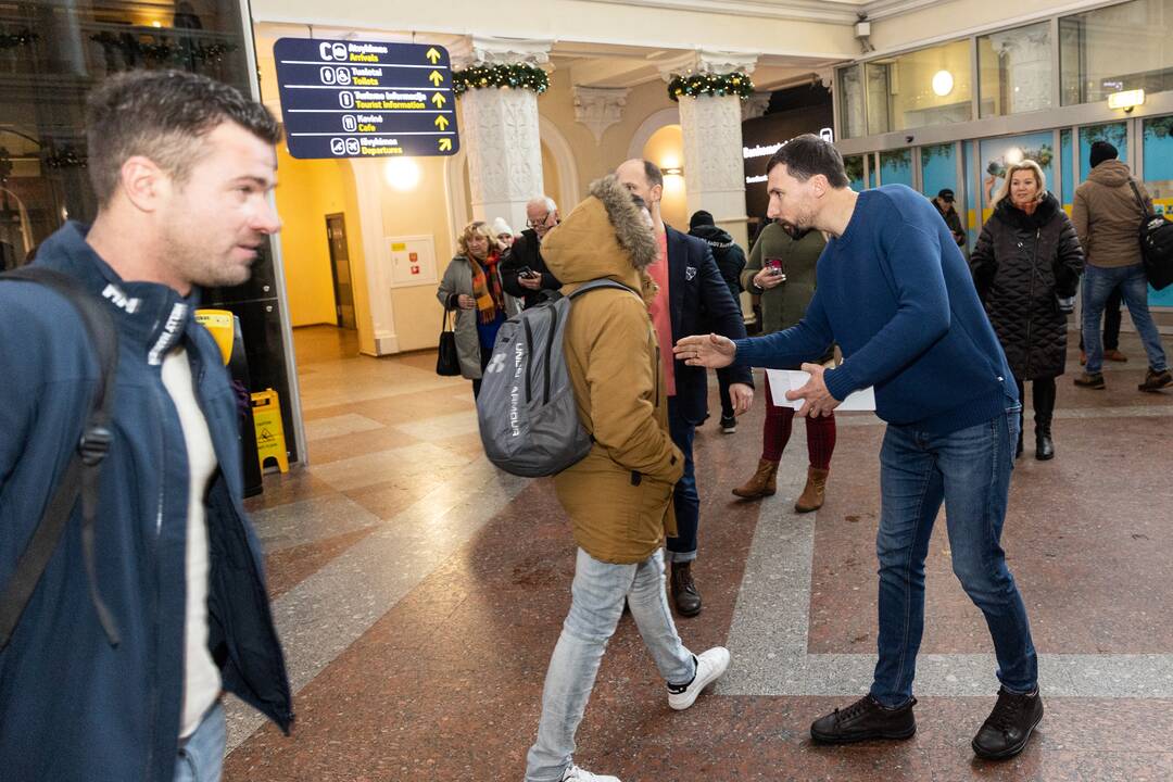Filmo „ReEmigrantai“ komanda pasitinka grįžtančius oro uoste