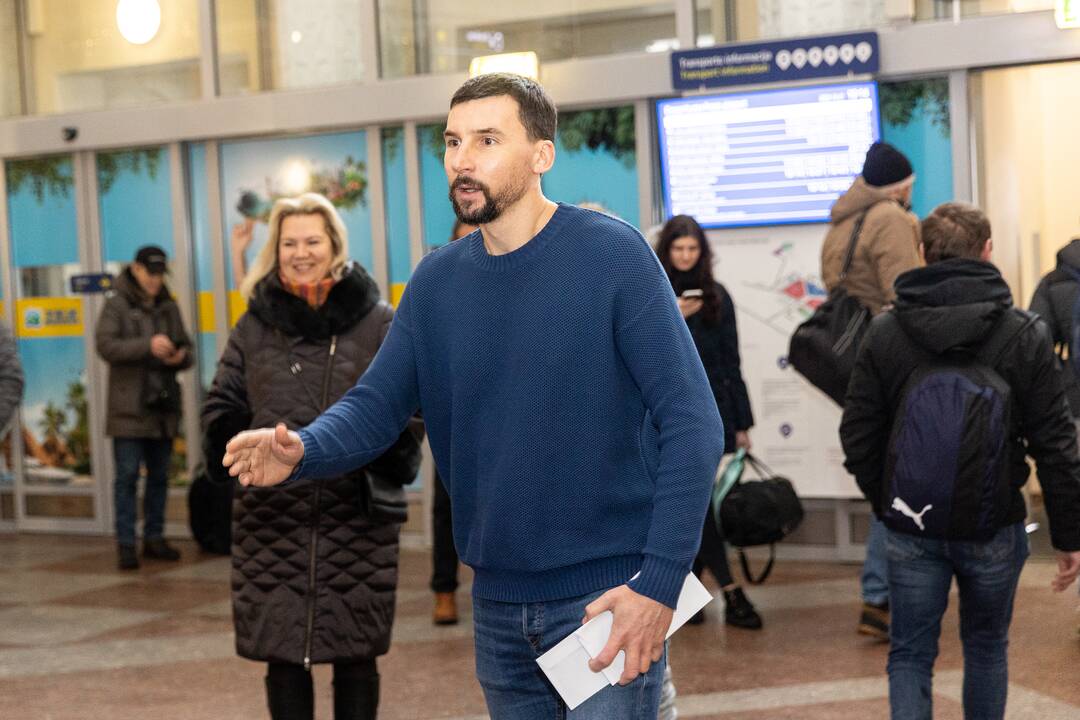 Filmo „ReEmigrantai“ komanda pasitinka grįžtančius oro uoste