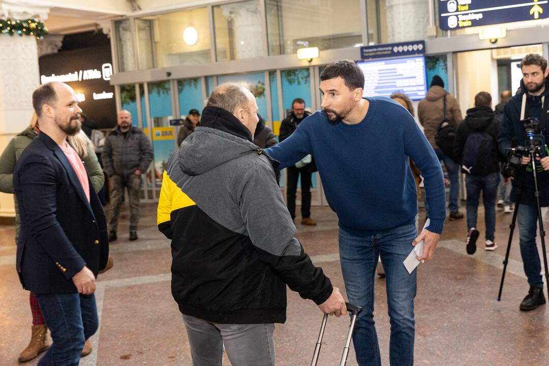 Filmo „ReEmigrantai“ komanda pasitinka grįžtančius oro uoste