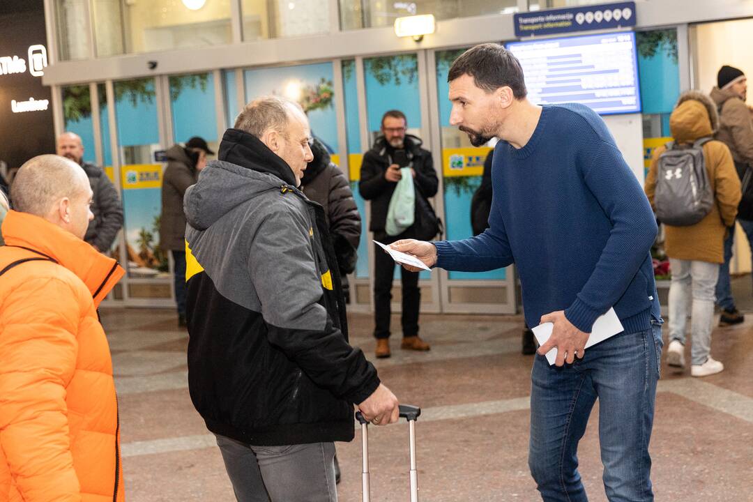 Filmo „ReEmigrantai“ komanda pasitinka grįžtančius oro uoste