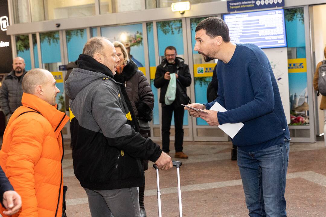 Filmo „ReEmigrantai“ komanda pasitinka grįžtančius oro uoste