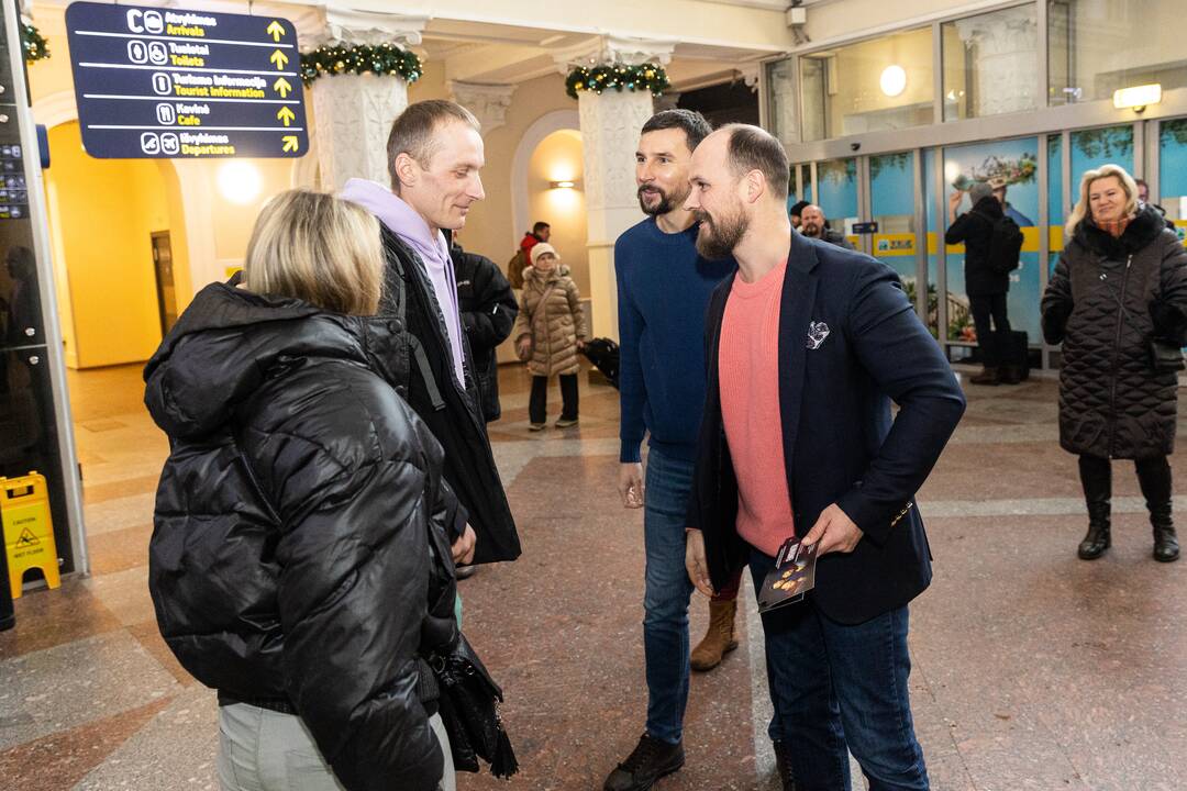 Filmo „ReEmigrantai“ komanda pasitinka grįžtančius oro uoste