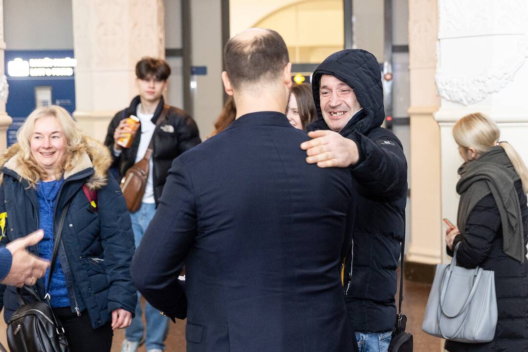 Filmo „ReEmigrantai“ komanda pasitinka grįžtančius oro uoste