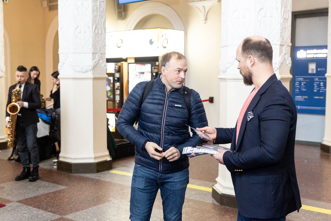 Filmo „ReEmigrantai“ komanda pasitinka grįžtančius oro uoste