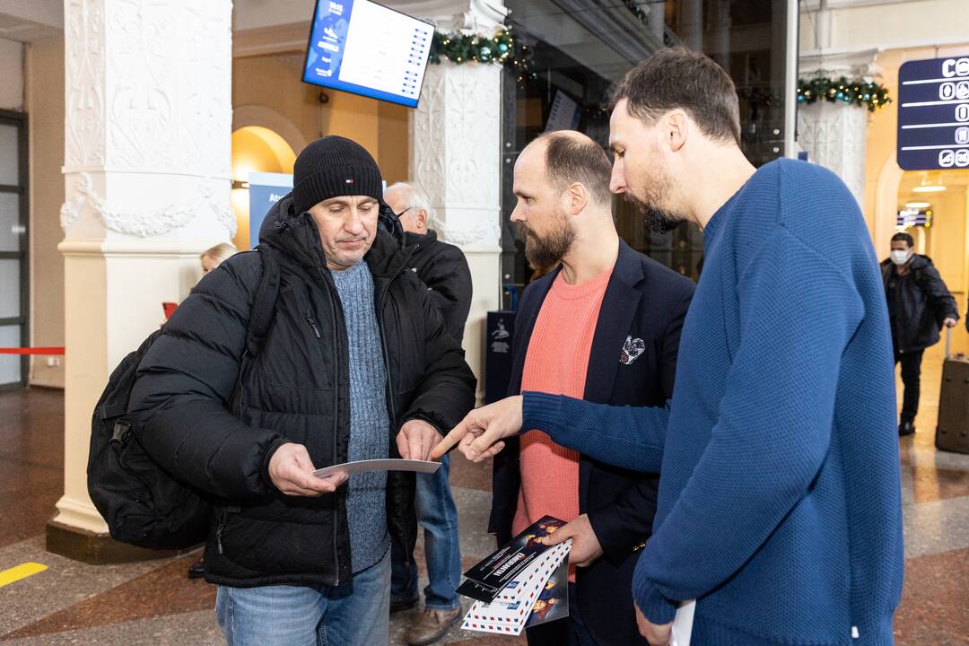 Filmo „ReEmigrantai“ komanda pasitinka grįžtančius oro uoste